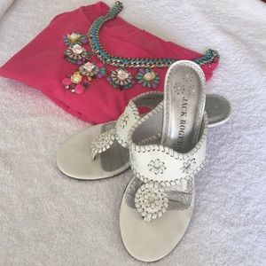 Kitten heel white toe between leather shoes